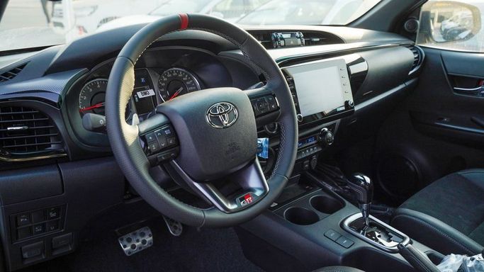Новый Toyota Hilux VIII Рестайлинг 2, 2.7 л, 2025 в Дубае от Najem Motors Белый цвет. GCC | AUTO.AE