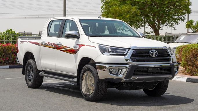 Новый Toyota Hilux VIII Рестайлинг, 2.7 л, 2024 в Дубае от Najem Motors Белый цвет. GCC | AUTO.AE