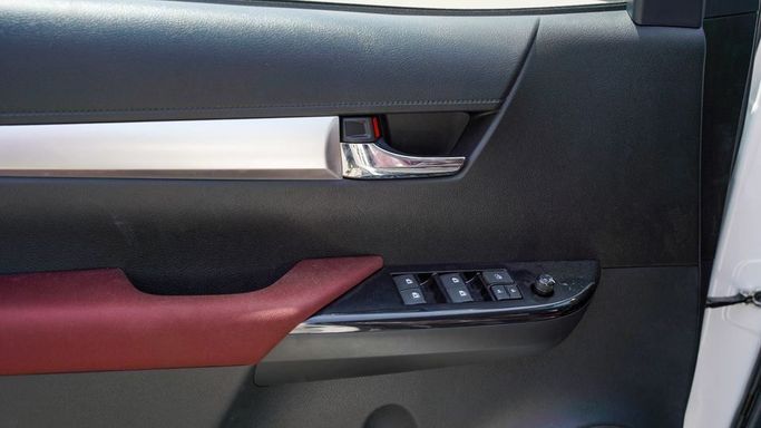 Новый Toyota Hilux VIII Рестайлинг, 2.7 л, 2024 в Дубае от Najem Motors Белый цвет. GCC | AUTO.AE