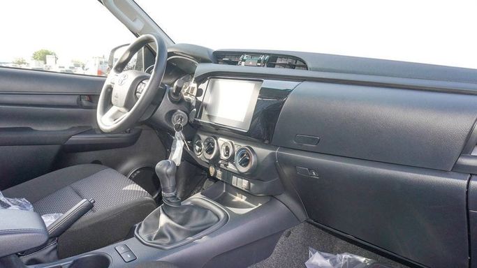 Новый Toyota Hilux VIII Рестайлинг, 2.4 л, 2025 в Дубае от Najem Motors Серебристый цвет. GCC | AUTO.AE