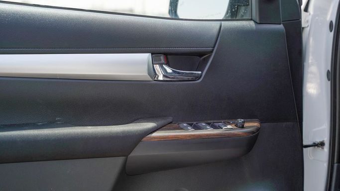 Новый Toyota Hilux VIII Рестайлинг, 2.7 л, 2025 в Дубае от Najem Motors Белый цвет. GCC | AUTO.AE