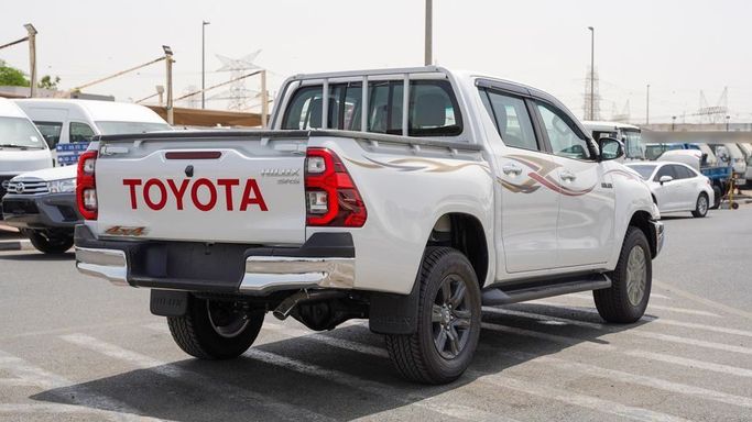 Новый Toyota Hilux VIII Рестайлинг, 2.7 л, 2025 в Дубае от Najem Motors Белый цвет. GCC | AUTO.AE