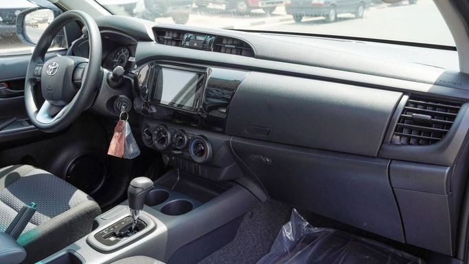 Новый Toyota Hilux VIII Рестайлинг, 4.0 л, 2025 в Дубае от Najem Motors Серебристый цвет. GCC | AUTO.AE