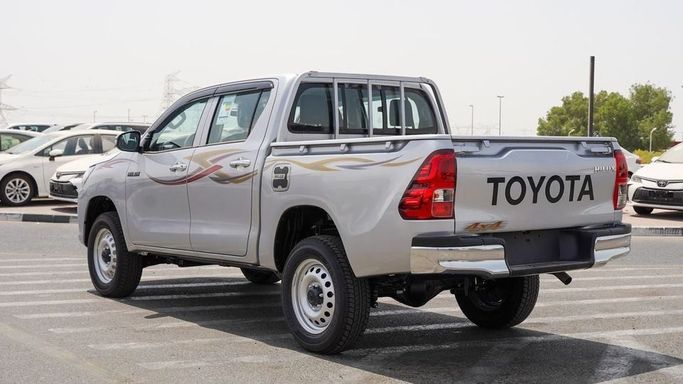 Новый Toyota Hilux VIII Рестайлинг, 4.0 л, 2025 в Дубае от Najem Motors Серебристый цвет. GCC | AUTO.AE