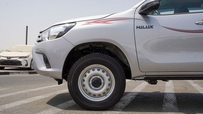 Новый Toyota Hilux VIII Рестайлинг, 4.0 л, 2025 в Дубае от Najem Motors Серебристый цвет. GCC | AUTO.AE