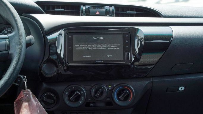 Новый Toyota Hilux VIII Рестайлинг, 4.0 л, 2025 в Дубае от Najem Motors Серебристый цвет. GCC | AUTO.AE