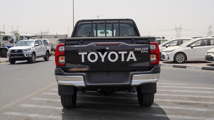 Новый Toyota Hilux VIII Рестайлинг, 4.0 л, 2025 в Дубае от Najem Motors Черный цвет. GCC | AUTO.AE
