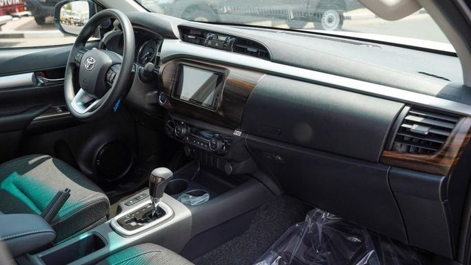 Новый Toyota Hilux VIII Рестайлинг, 2.7 л, 2025 в Дубае от Najem Motors Черный цвет. GCC | AUTO.AE