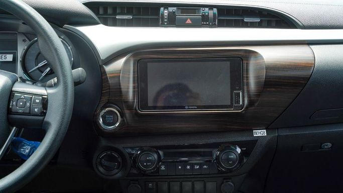 Новый Toyota Hilux VIII Рестайлинг, 2.7 л, 2025 в Дубае от Najem Motors Черный цвет. GCC | AUTO.AE