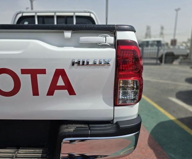 Новый Toyota Hilux VIII Рестайлинг, 2.4 л, 2025 в Дубае от Soltan Auto Белый цвет. GCC | AUTO.AE