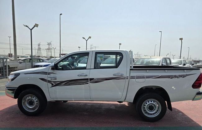 Новый Toyota Hilux VIII Рестайлинг, 2.4 л, 2025 в Дубае от Soltan Auto Белый цвет. GCC | AUTO.AE