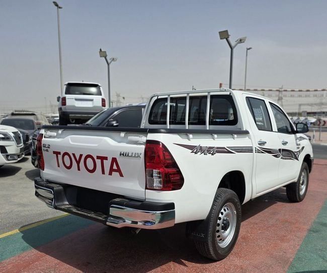 Новый Toyota Hilux VIII Рестайлинг, 2.4 л, 2025 в Дубае от Soltan Auto Белый цвет. GCC | AUTO.AE