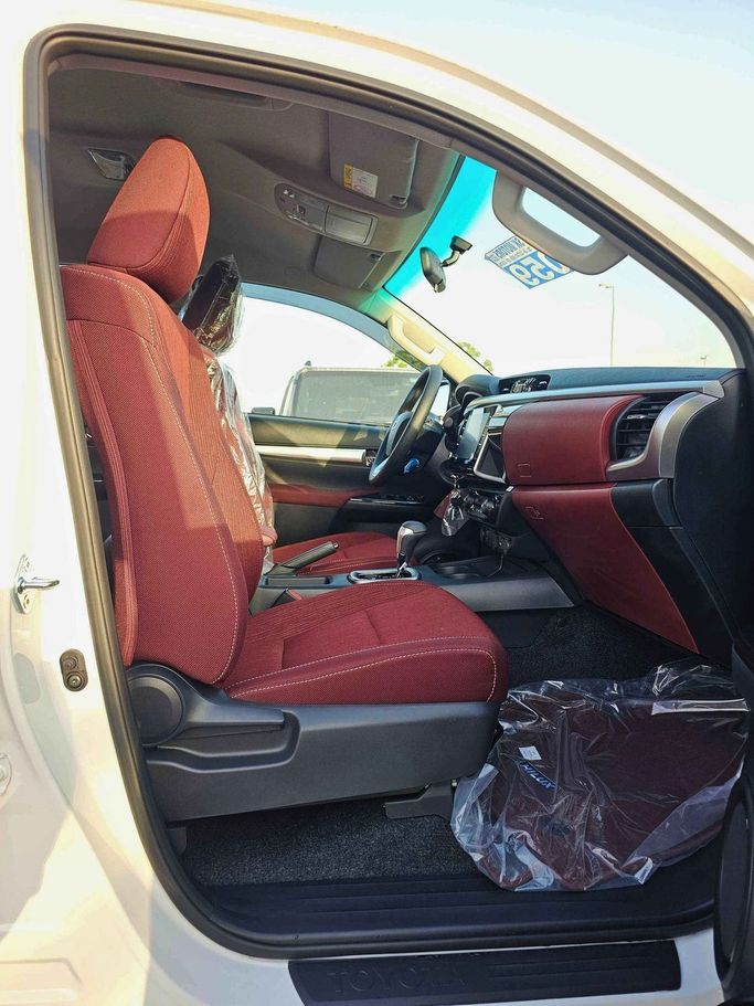 Новый Toyota Hilux VIII Рестайлинг, 2.4 л, 2025 в Дубае от SK Motors Белый цвет. GCC | AUTO.AE