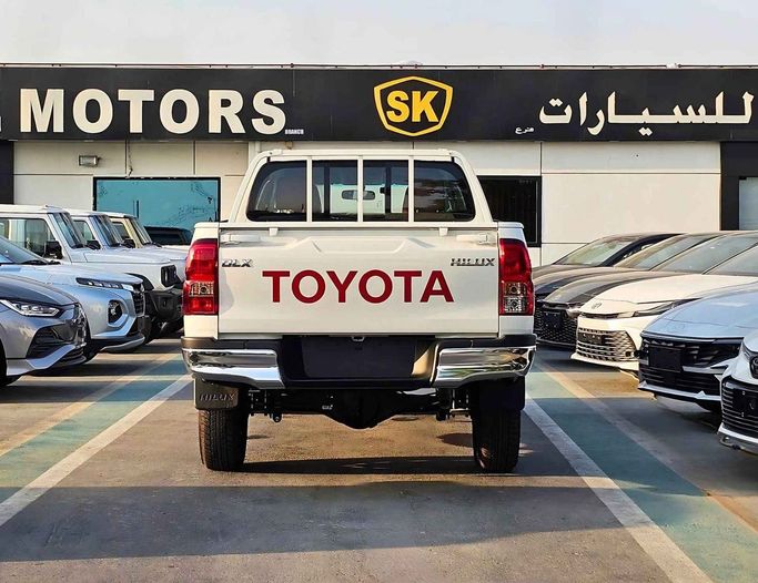 Новый Toyota Hilux VIII Рестайлинг 2, 2.4 л, 2025 в Дубае от SK Motors Белый цвет. GCC | AUTO.AE