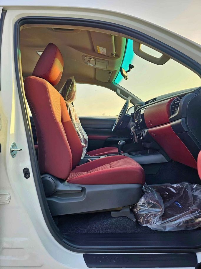 Новый Toyota Hilux VIII Рестайлинг 2, 2.4 л, 2025 в Дубае от SK Motors Белый цвет. GCC | AUTO.AE