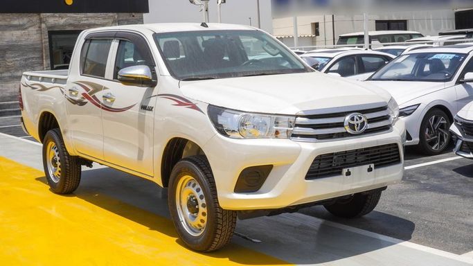 Новый Toyota Hilux VIII Рестайлинг, 2.4 л, 2025 в Дубае от Najem Motors Белый цвет. GCC | AUTO.AE