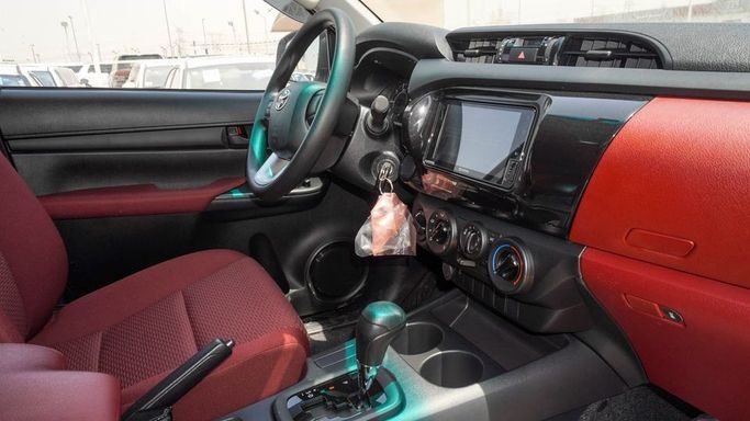 Новый Toyota Hilux VIII Рестайлинг, 2.4 л, 2025 в Дубае от Najem Motors Белый цвет. GCC | AUTO.AE