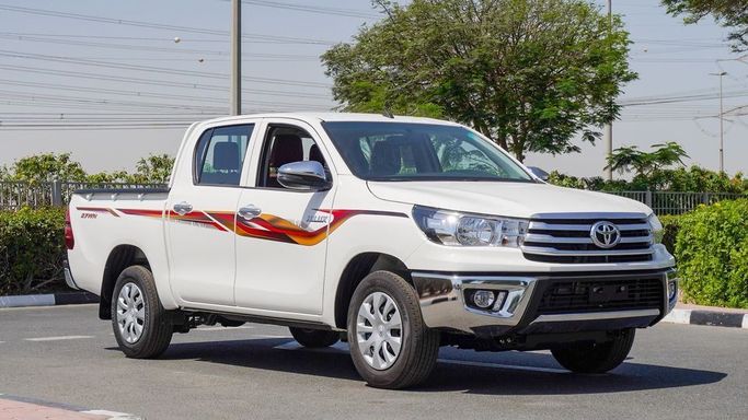 Новый Toyota Hilux VIII Рестайлинг 2, 2.7 л, 2025 в Дубае от Najem Motors Белый цвет. GCC | AUTO.AE