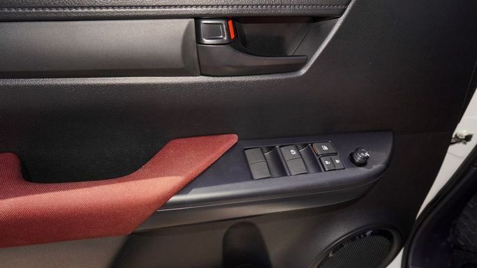 Новый Toyota Hilux VIII Рестайлинг 2, 2.7 л, 2025 в Дубае от Najem Motors Белый цвет. GCC | AUTO.AE