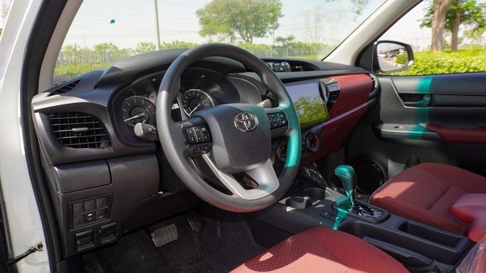 Новый Toyota Hilux VIII Рестайлинг 2, 2.7 л, 2025 в Дубае от Najem Motors Белый цвет. GCC | AUTO.AE
