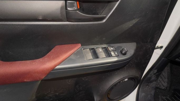 Новый Toyota Hilux VIII Рестайлинг 2, 2.7 л, 2025 в Дубае от Najem Motors Белый цвет. GCC | AUTO.AE