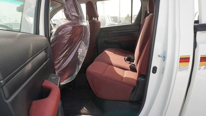 Новый Toyota Hilux VIII Рестайлинг 2, 2.7 л, 2025 в Дубае от Najem Motors Белый цвет. GCC | AUTO.AE