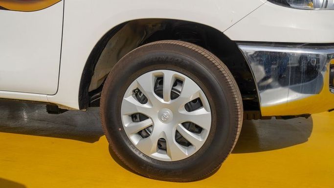 Новый Toyota Hilux VIII Рестайлинг 2, 2.7 л, 2025 в Дубае от Najem Motors Белый цвет. GCC | AUTO.AE