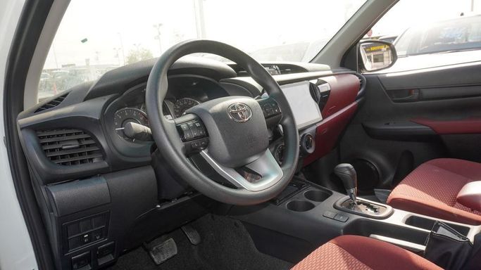 Новый Toyota Hilux VIII Рестайлинг 2, 2.7 л, 2025 в Дубае от Najem Motors Белый цвет. GCC | AUTO.AE