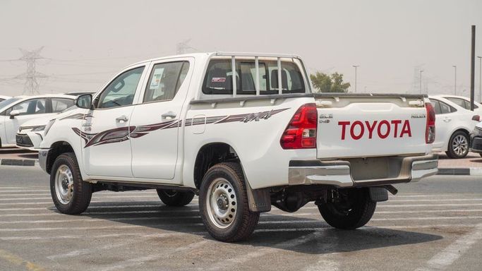 Новый Toyota Hilux VIII Рестайлинг, 2.4 л, 2025 в Дубае от Najem Motors Белый цвет. GCC | AUTO.AE
