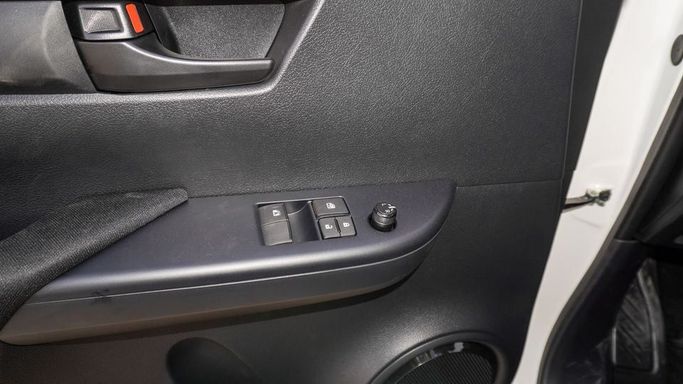 Новый Toyota Hilux Extra Cab VIII Рестайлинг, 2.4 л, 2025 в Дубае от Najem Motors Белый цвет. GCC | AUTO.AE