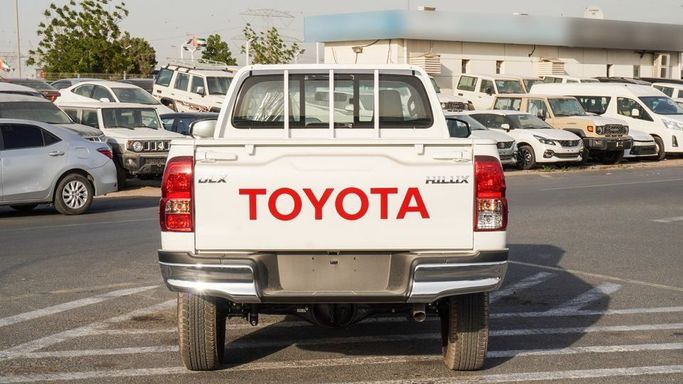 Новый Toyota Hilux Extra Cab VIII Рестайлинг, 2.4 л, 2025 в Дубае от Najem Motors Белый цвет. GCC | AUTO.AE
