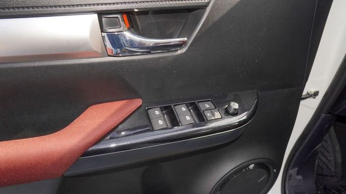 Новый Toyota Hilux VIII Рестайлинг, 2.7 л, 2025 в Дубае от Najem Motors Белый цвет. GCC | AUTO.AE