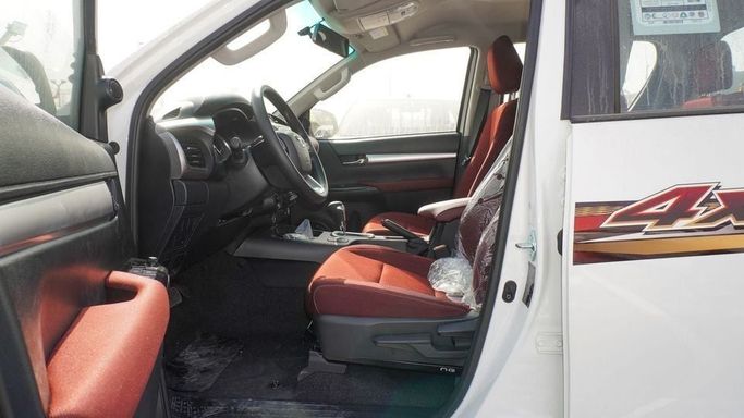 Новый Toyota Hilux VIII Рестайлинг, 2.7 л, 2025 в Дубае от Najem Motors Белый цвет. GCC | AUTO.AE