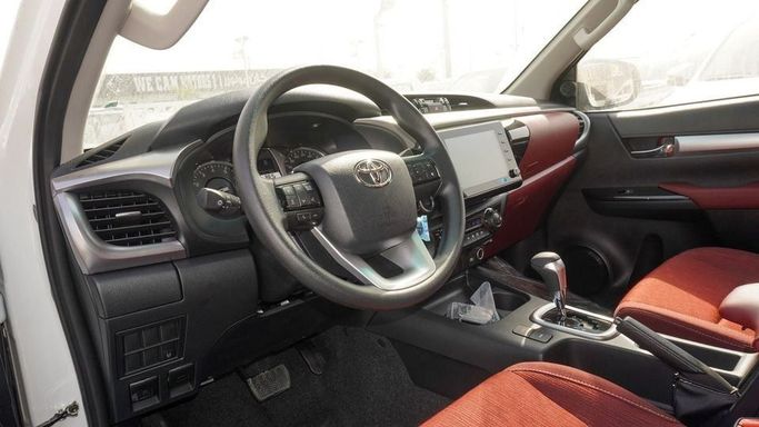 Новый Toyota Hilux VIII Рестайлинг, 2.7 л, 2025 в Дубае от Najem Motors Белый цвет. GCC | AUTO.AE
