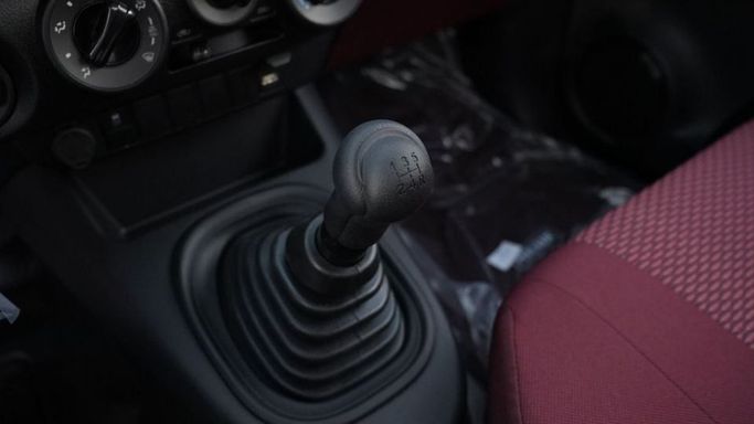 Новый Toyota Hilux VIII Рестайлинг 2, 2.7 л, 2025 в Дубае от Najem Motors Белый цвет. GCC | AUTO.AE