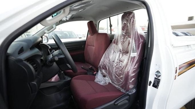 Новый Toyota Hilux VIII Рестайлинг 2, 2.7 л, 2025 в Дубае от Najem Motors Белый цвет. GCC | AUTO.AE