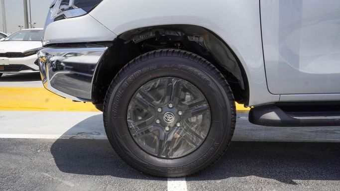 Новый Toyota Hilux VIII Рестайлинг, 2.4 л, 2025 в Дубае от Najem Motors Белый цвет. GCC | AUTO.AE