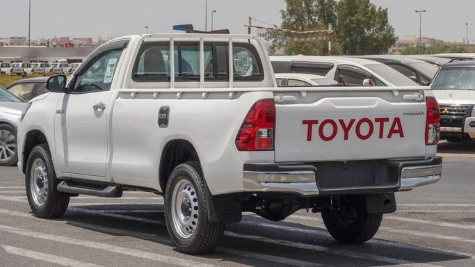 Новый Toyota Hilux Extra Cab VIII Рестайлинг, 2.4 л, 2025 в Дубае от Najem Motors Белый цвет. GCC | AUTO.AE