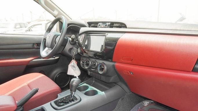 Новый Toyota Hilux VIII Рестайлинг, 2.4 л, 2025 в Дубае от Najem Motors Белый цвет. GCC | AUTO.AE