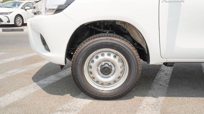 Новый Toyota Hilux VIII Рестайлинг, 2.4 л, 2025 в Дубае от Najem Motors Белый цвет. GCC | AUTO.AE