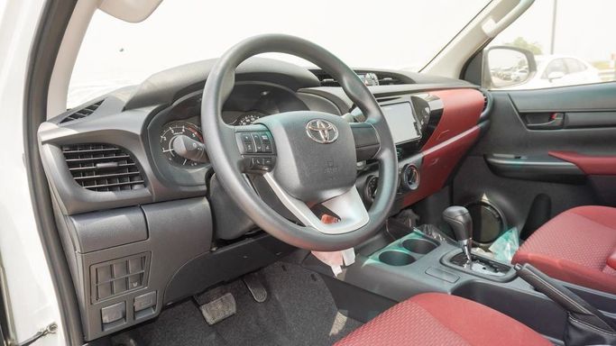 Новый Toyota Hilux VIII Рестайлинг, 2.4 л, 2025 в Дубае от Najem Motors Белый цвет. GCC | AUTO.AE
