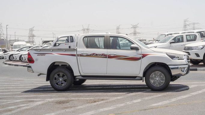 Новый Toyota Hilux VIII Рестайлинг, 2.7 л, 2025 в Дубае от Najem Motors Белый цвет. GCC | AUTO.AE