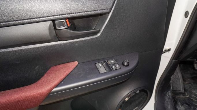 Новый Toyota Hilux Extra Cab VIII Рестайлинг, 2.8 л, 2025 в Дубае от Najem Motors Белый цвет. GCC | AUTO.AE