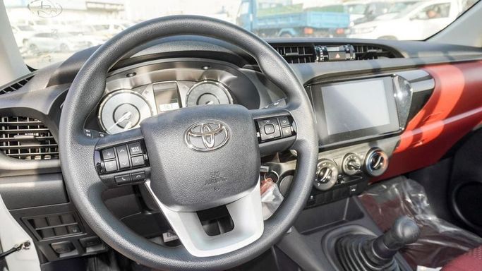 Новый Toyota Hilux Extra Cab VIII Рестайлинг, 2.8 л, 2025 в Дубае от Najem Motors Белый цвет. GCC | AUTO.AE