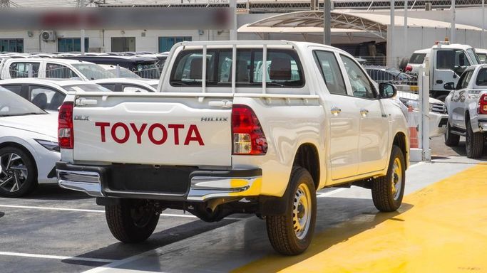 Новый Toyota Hilux VIII Рестайлинг, 2.4 л, 2025 в Дубае от Najem Motors Белый цвет. GCC | AUTO.AE