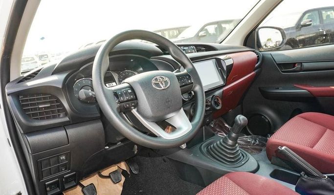 Новый Toyota Hilux Extra Cab VIII Рестайлинг, 2.4 л, 2025 в Дубае от Najem Motors Белый цвет. GCC | AUTO.AE