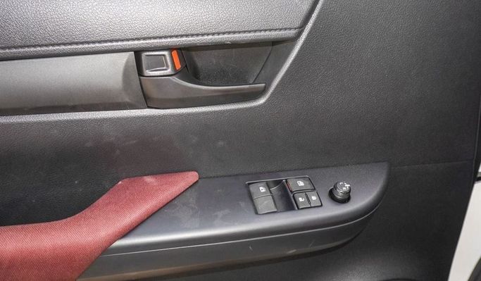 Новый Toyota Hilux Extra Cab VIII Рестайлинг, 2.4 л, 2025 в Дубае от Najem Motors Белый цвет. GCC | AUTO.AE