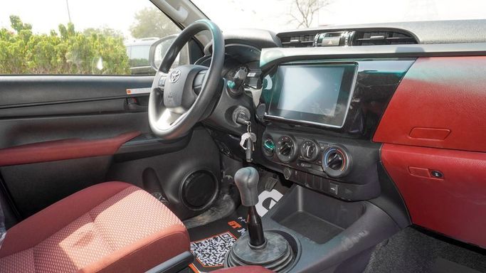 Новый Toyota Hilux VIII Рестайлинг, 2.4 л, 2025 в Дубае от Najem Motors Белый цвет. GCC | AUTO.AE