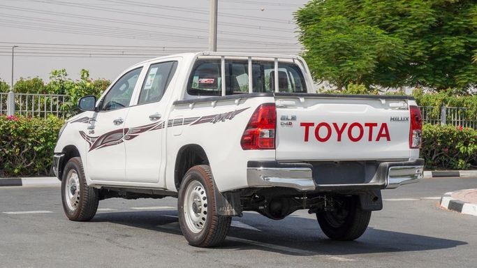 Новый Toyota Hilux VIII Рестайлинг, 2.4 л, 2025 в Дубае от Najem Motors Белый цвет. GCC | AUTO.AE