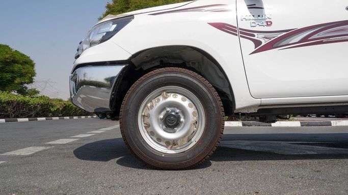 Новый Toyota Hilux VIII Рестайлинг, 2.4 л, 2025 в Дубае от Najem Motors Белый цвет. GCC | AUTO.AE